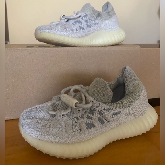 Yeezy 350V2 CMPCT Infants by adidas Gray Knited Sneakers - Like New Condition - Picture 5 of 9
